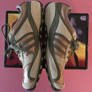 Casual tan/navy green walking sneakers